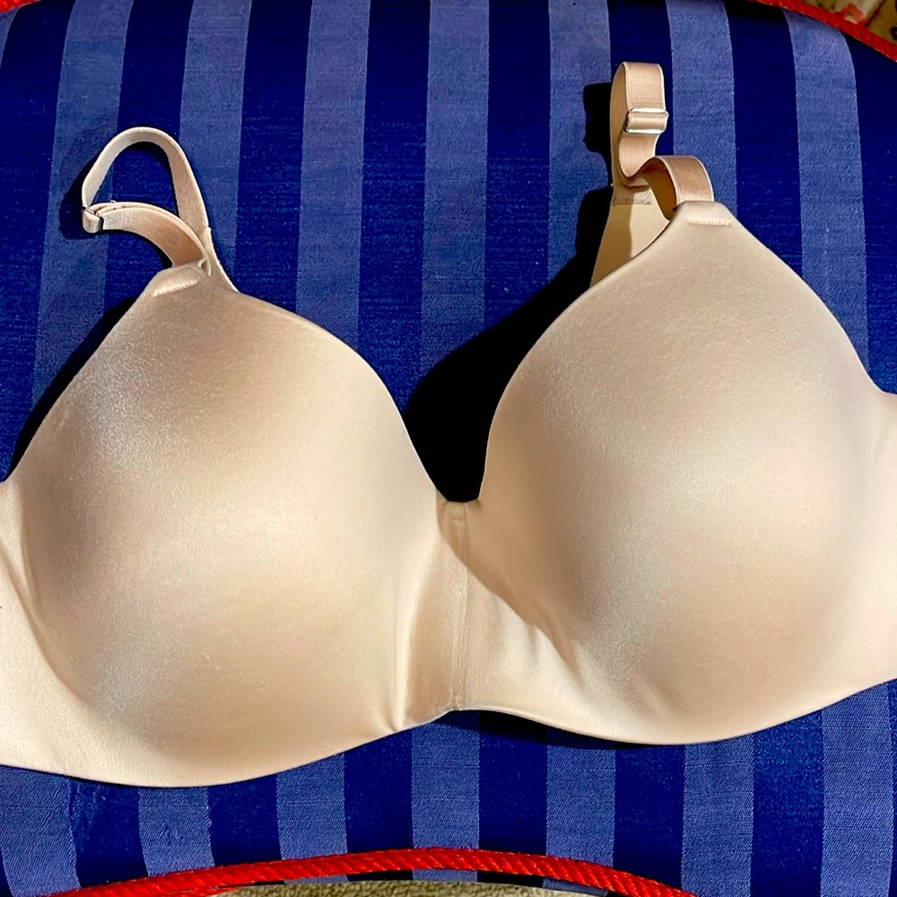 NWOT Vanishing Back Wireless Soma bra, 40C, Light Nude